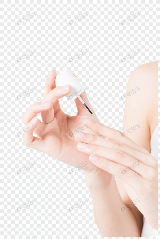女性美甲涂指甲保护油特写图片