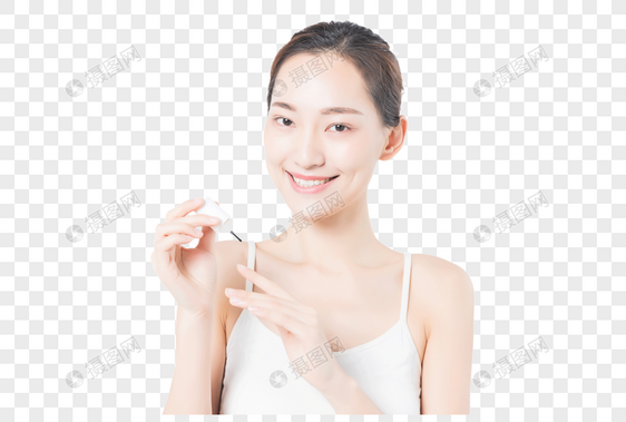 女性美甲涂指甲保护油特写图片