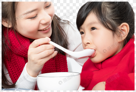 妈妈喂女儿吃汤圆图片