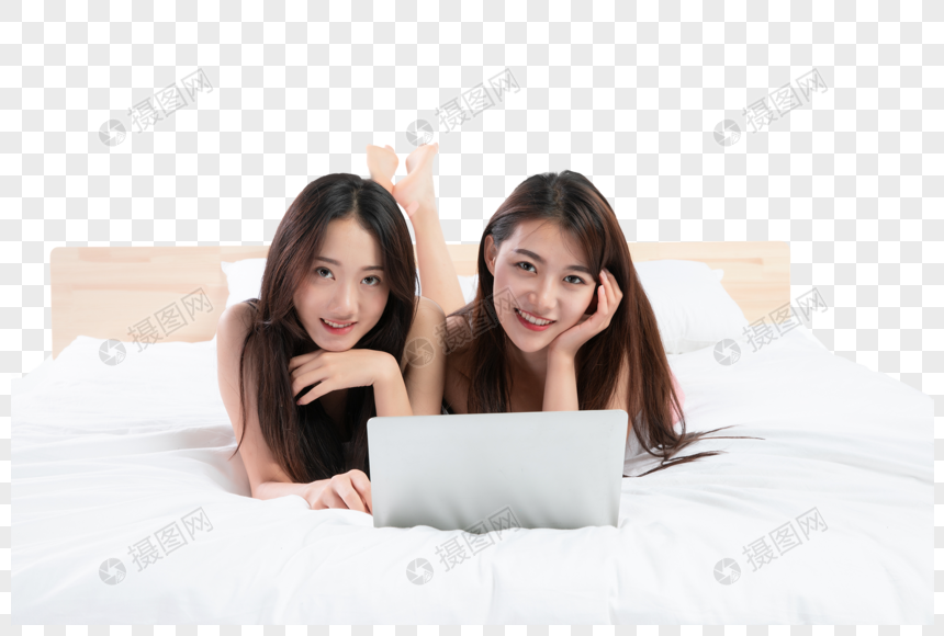 两个美女趴着床上图片