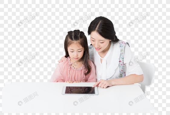 妈妈陪伴孩子网络学习图片
