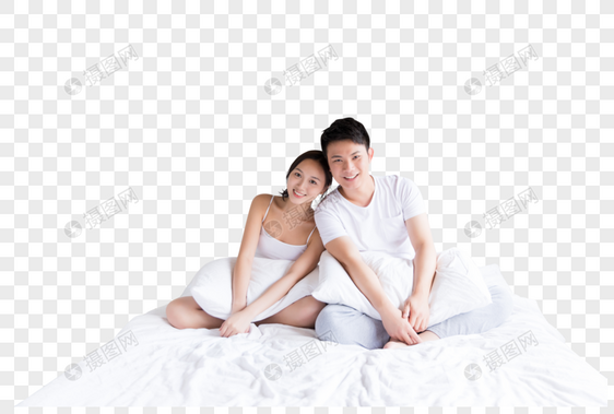 甜蜜情侣坐在床上图片