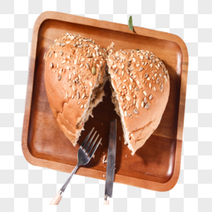 简洁日式木质托盘上的粗粮面包图片