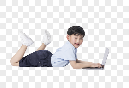 趴着男孩玩电脑图片