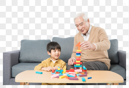 爷孙俩在桌子上玩积木图片