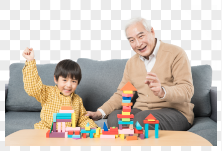 爷孙俩在桌子上玩积木图片