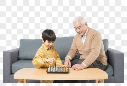 爷孙俩在茶几上下棋图片