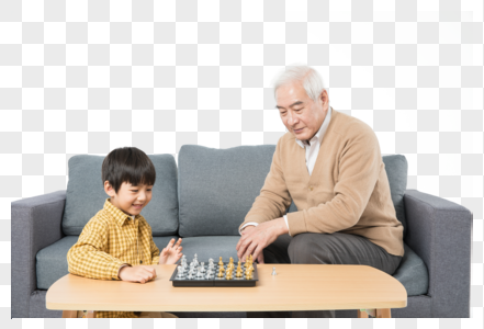 爷孙俩在茶几上下棋图片