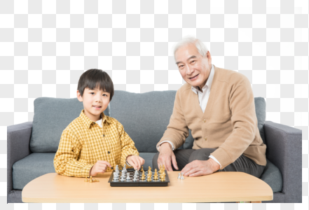 爷孙俩在茶几上下棋图片