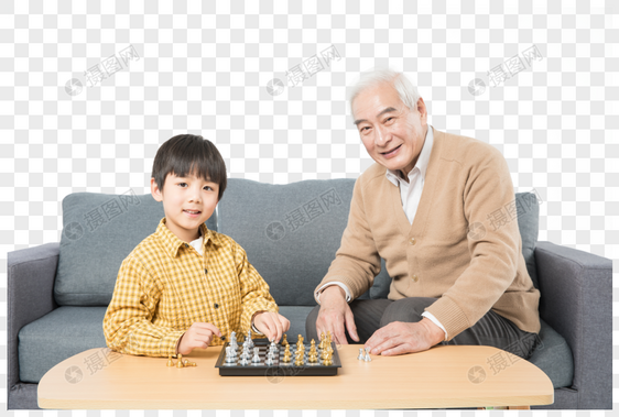 爷孙俩在茶几上下棋图片