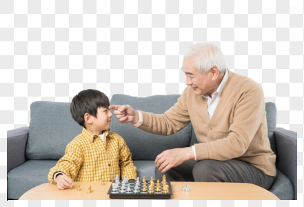 爷孙俩在茶几上下棋图片