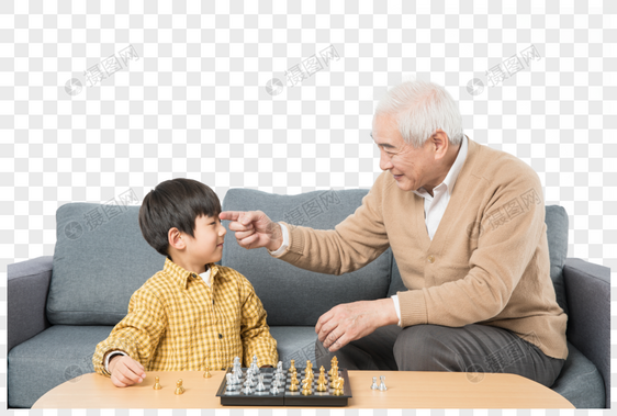 爷孙俩在茶几上下棋图片