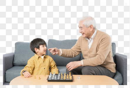 爷孙俩在茶几上下棋图片