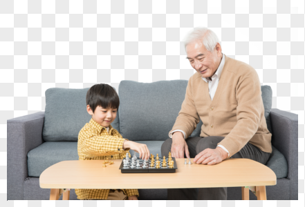 爷孙俩在茶几上下棋图片