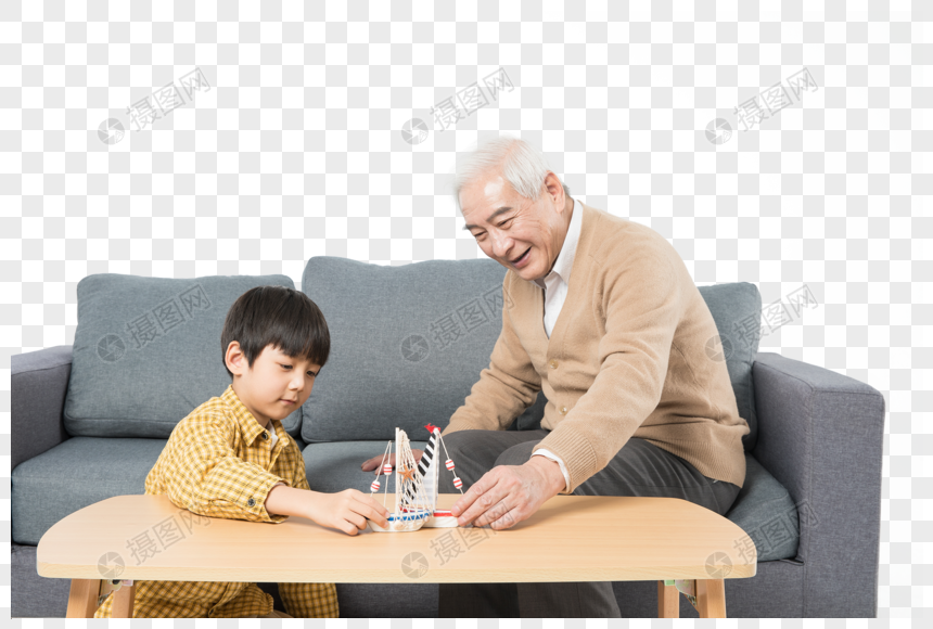 爷孙俩在茶几上玩帆船图片
