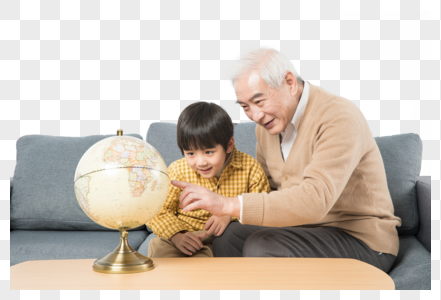 爷孙俩坐在沙发上看地球仪图片