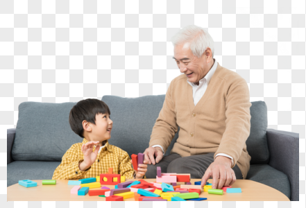 爷孙俩坐在沙发上搭积木图片