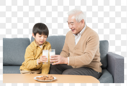 爷孙俩坐在沙发上喝牛奶吃饼干图片