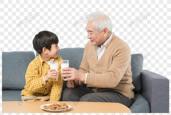 爷孙俩坐在沙发上喝牛奶图片