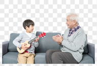 爷孙俩坐在沙发上弹琴图片