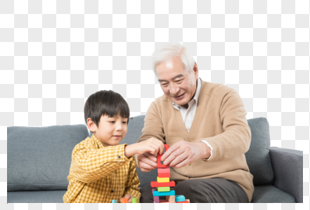 爷孙俩在玩积木图片