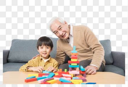 爷孙俩在玩积木高清图片