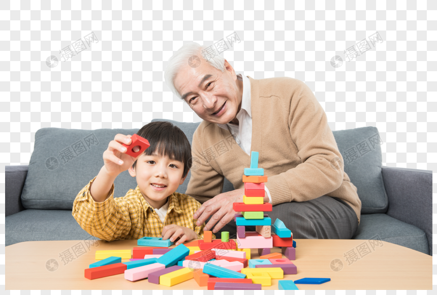 爷孙俩在玩积木图片