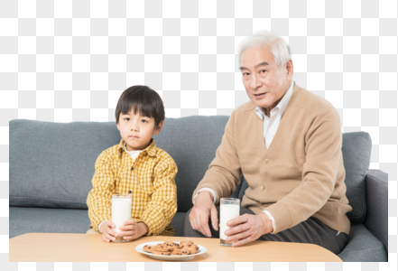 祖孙在沙发上吃早餐图片