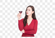 女性喝红酒图片