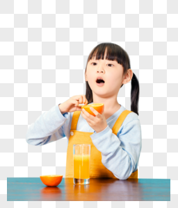 小女孩吃橙子图片