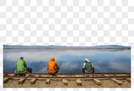 茶卡盐湖旁铁轨上休息的人图片
