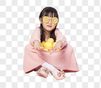 玩柠檬的小女孩图片