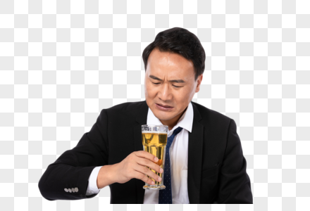 商务男喝啤酒形象图片