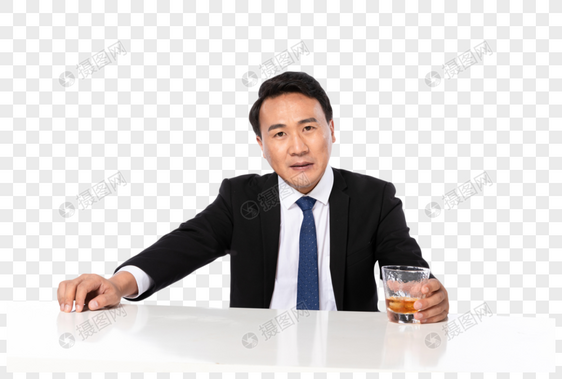 商务男喝威士忌形象图片