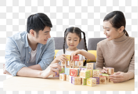 一家人一起玩积木图片