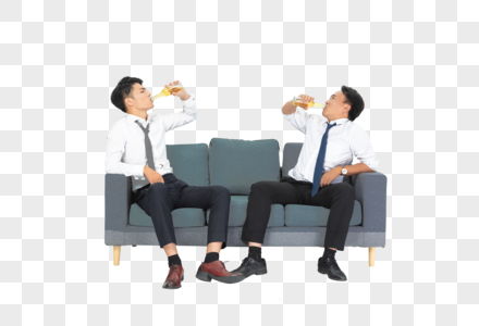 商务男沙发上喝啤酒图片