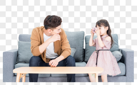 年轻爸爸和女儿在客厅沙发拍照自拍图片