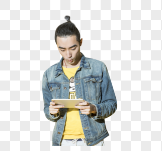 拿着平板电脑的青年男性图片