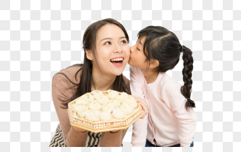 女人端饺子图片