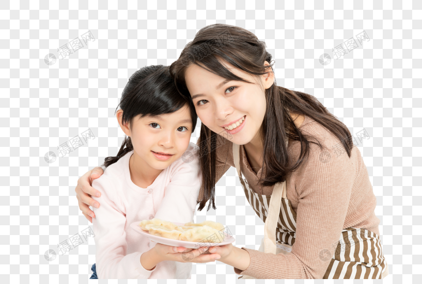 冬至母女端着饺子图片