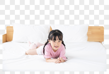 小女孩趴在床上笑图片