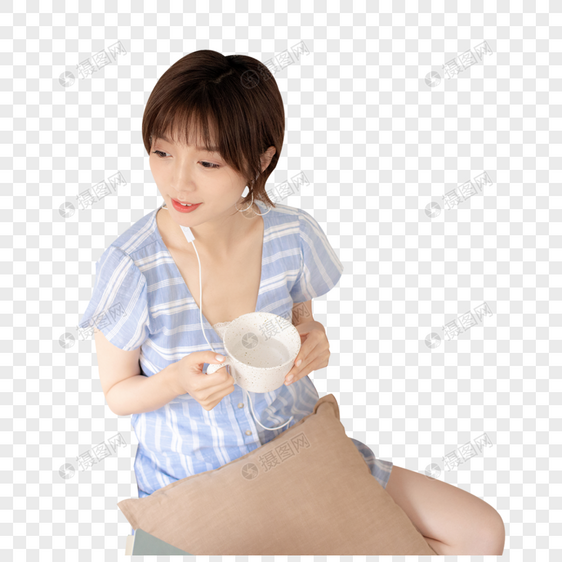 短发美女夏日居家图片