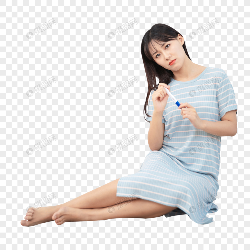 女生在卧室看到验孕结果很苦恼图片