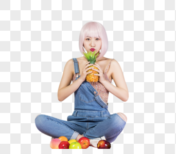 拿着菠萝水果的女性图片