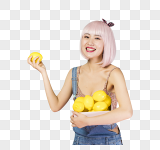 可爱女性拿着柠檬图片