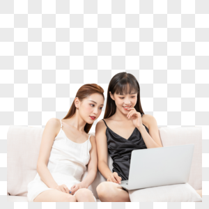 青年女闺蜜坐在沙发看电脑图片