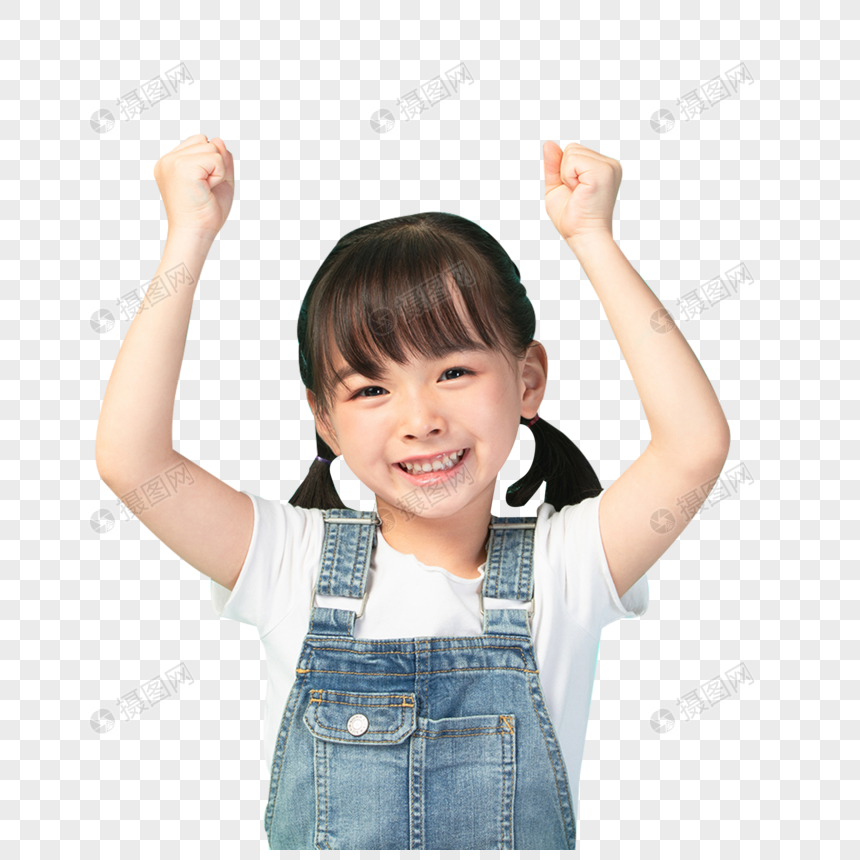 小女孩双手握拳