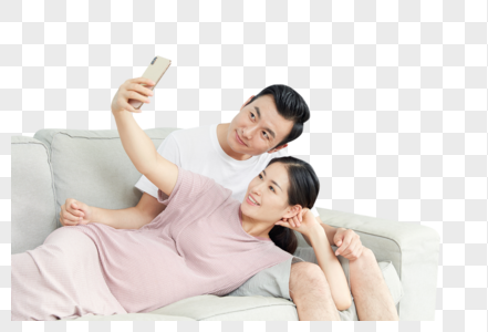 孕妇和丈夫在沙发拍照图片