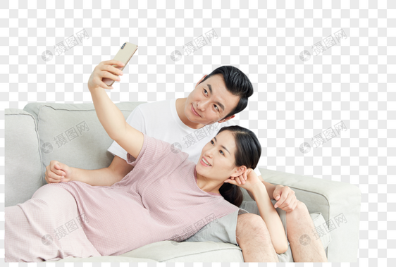 孕妇和丈夫在沙发拍照图片
