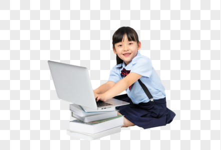 坐着使用电脑的小女孩图片